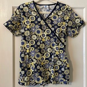 Scrub top. Perfect for healthcare worker. Two pockets. EUC